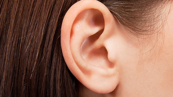 耳朵闷闷的堵住的感觉是怎么回事 耳朵闷闷的怎么治疗