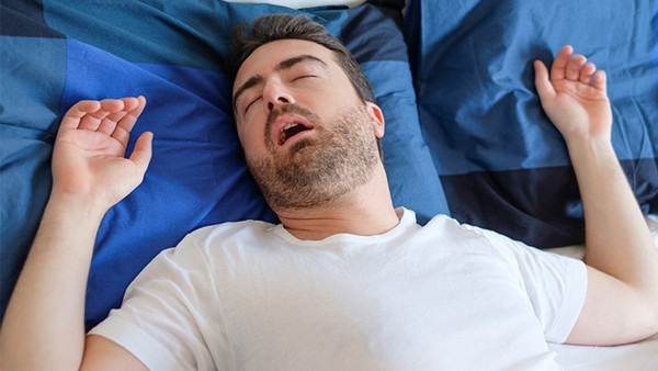 为什么平躺睡觉会打呼噜？