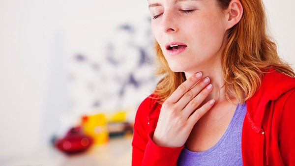 干咳喉咙痒是怎么回事 干咳喉咙痒吃大蒜管用吗