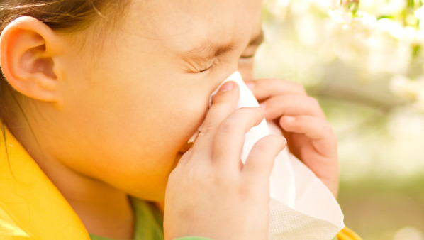 儿童过敏性鼻炎的症状都有哪些 导致儿童过敏性鼻炎的病因都有什么