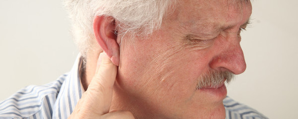 老年人耳朵嗡嗡响怎么回事 老年人耳朵嗡嗡响是由什么导致的
