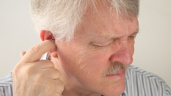 耳朵老是嗡嗡响是怎么回事 耳朵嗡嗡响要警惕6种疾病