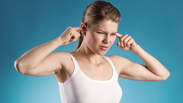 总是耳鸣是怎么回事 总是耳鸣有可能是这4种病因导致的