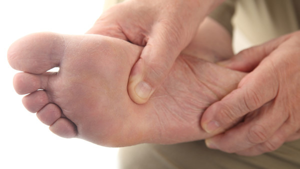 老年人腿脚容易浮肿是不是肾炎引起的 下面3个原因都可能导致老人腿脚浮肿
