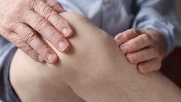 双侧膝关节少量积液怎么治疗 双侧膝关节少量积液该如何使用穿刺治疗