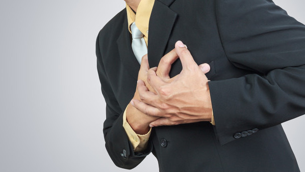 胸骨中间痛是怎么回事 胸骨中间痛常见的7种病因分别都是什么