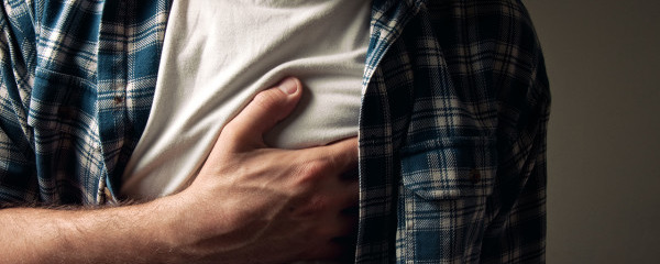 胸骨隐隐疼痛是怎么回事 胸骨隐隐疼痛的原因都是什么