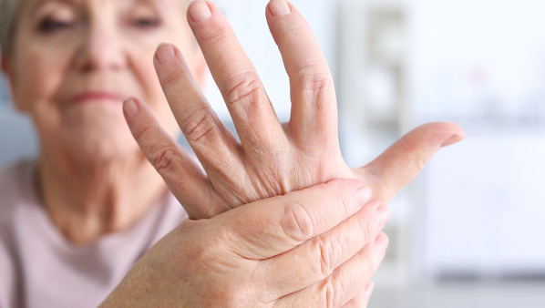 手背上的血管胀痛是什么原因？有这4个原因