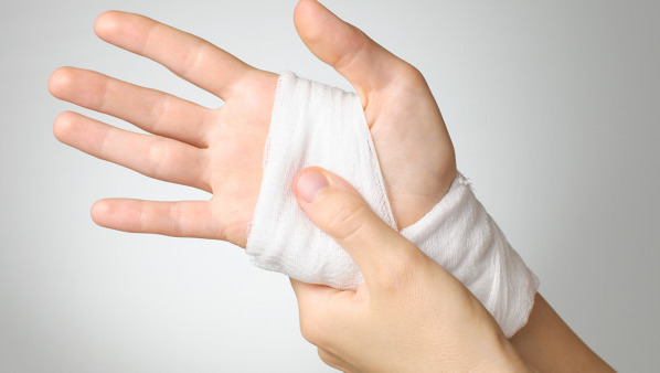 手被烫伤用20-50度的白酒或第二遍淘米水冲洗伤口降温