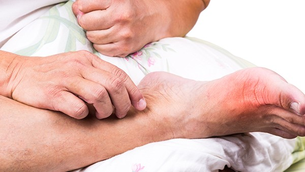 脚底脱皮是怎么回事 导致脚底蜕皮的病因都有哪些