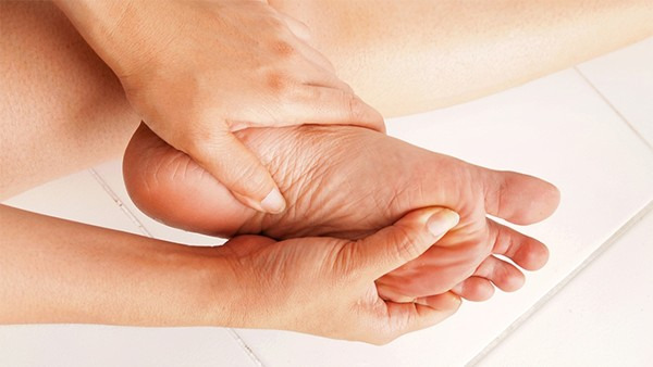 脚脱皮是什么原因导致的 脚蜕皮的病因都有哪些