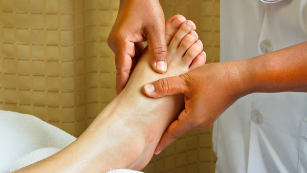 脚气的主要治疗方法都有哪些 脚气常见的危害都有哪些