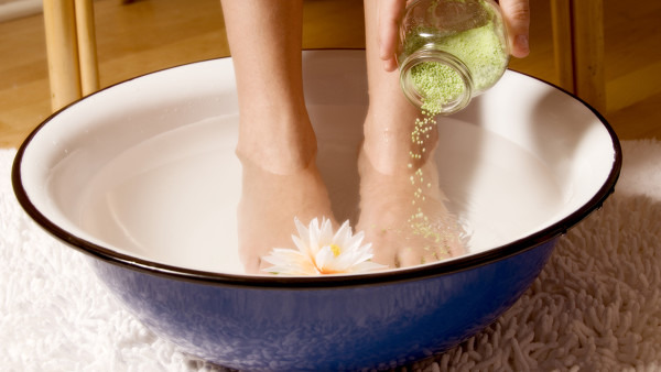 用什么泡脚治脚气 治疗脚气可用5种泡脚方法