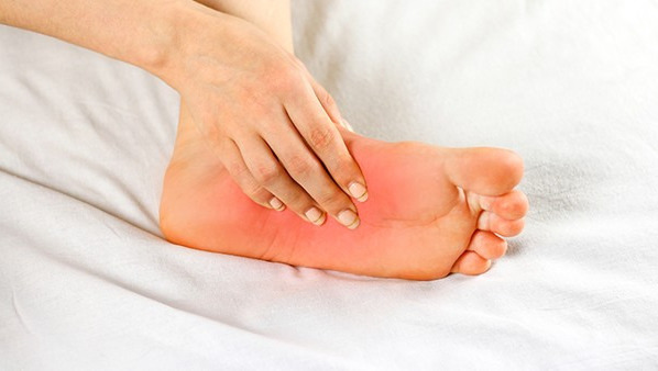 脚脱皮该如何进行治疗 脚脱皮是缺乏营养导致的吗