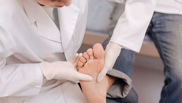脚气脱皮怎么进行治疗 啤酒泡脚能够对脚气脱皮进行治疗吗