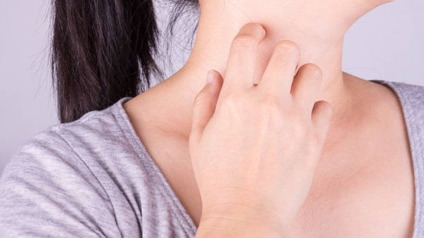 过敏性皮炎能自愈吗，过敏性鼻炎的诱发因素是什么？