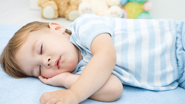 孩子睡觉咳嗽是怎么回事 孩子睡觉咳嗽该怎么办才好