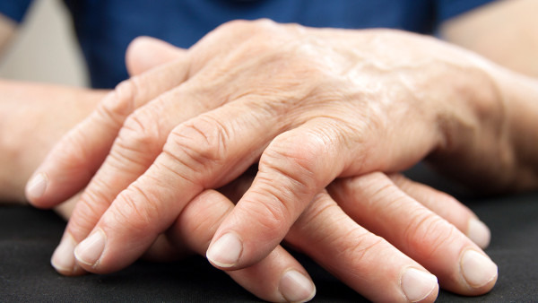 为什么指甲越长越厚 指甲越长越厚是由什么疾病引起的