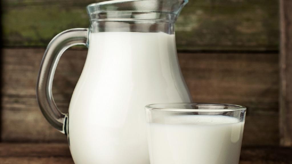 晚饭后多久喝牛奶最好 晚睡前一个小时喝牛奶最好