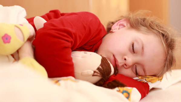 婴儿睡觉不踏实的原因都有哪些 婴儿睡眠不踏实该怎么办