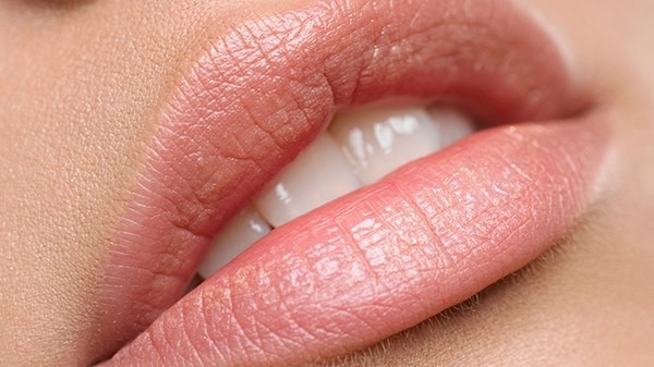 嘴唇干裂是什么原因？考虑4诱因