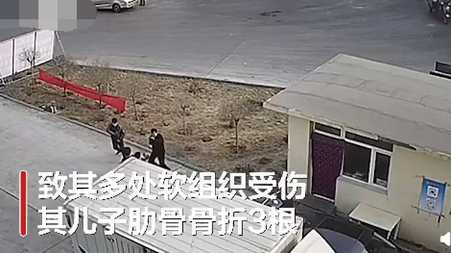 寒心！男子拒扫绿码殴打门卫父子致骨折 疫情防控人人有责