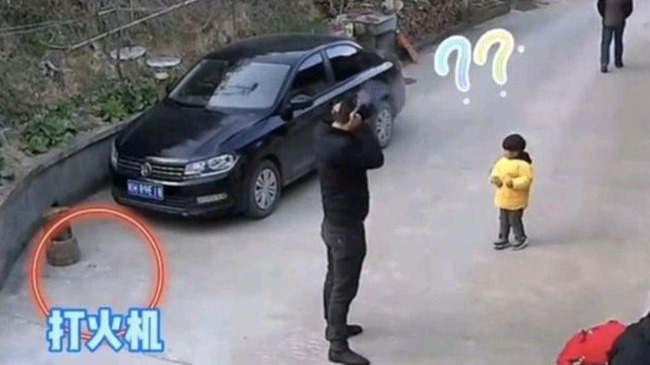 神操作！男子放炮误扔打火机拿炮捂耳朵 孩子惊了