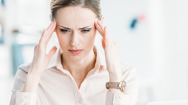 女人脱发原因 女人脱发该吃哪些药膳 女人脱发怎么办 治疗女性脱发的偏方是什么？