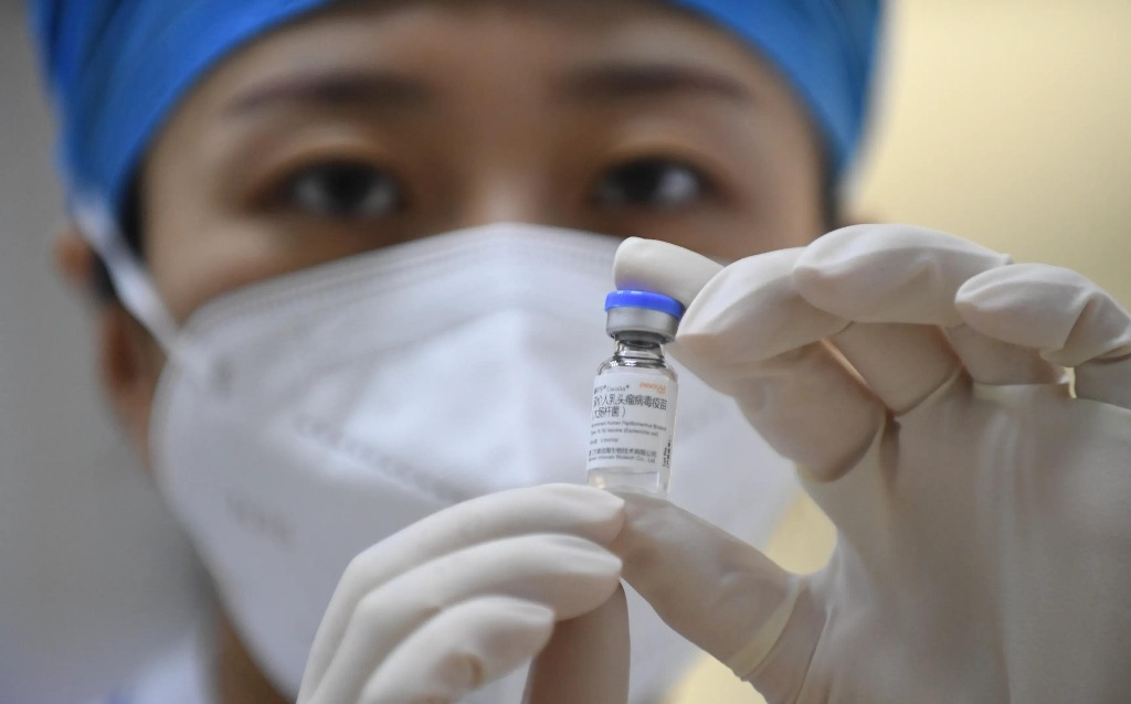 国产宫颈癌疫苗在北京落地，妇科医生成首位接种者