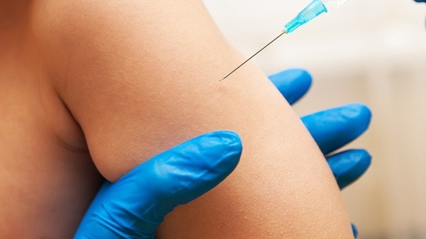 科摩罗总统阿扎利接种中国国药集团生产的新冠疫苗