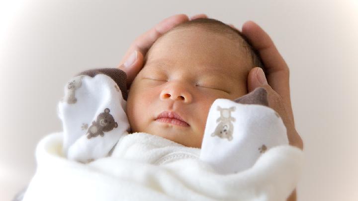 新生儿如何正确补钙 新生儿补钙注意事项