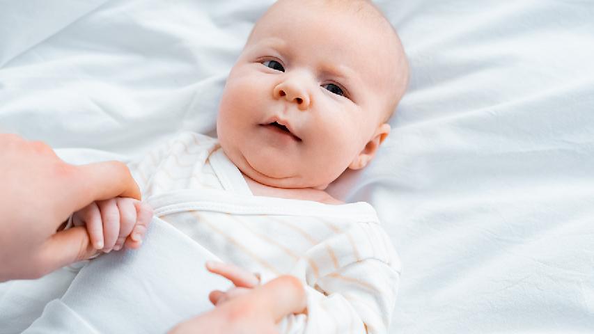 婴儿夜哭怎么做 婴儿夜哭的特点及应对方法