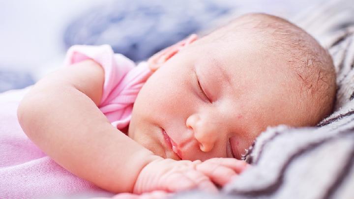 新生婴儿睡眠不踏实的原因 为何新生婴儿睡眠不踏实？