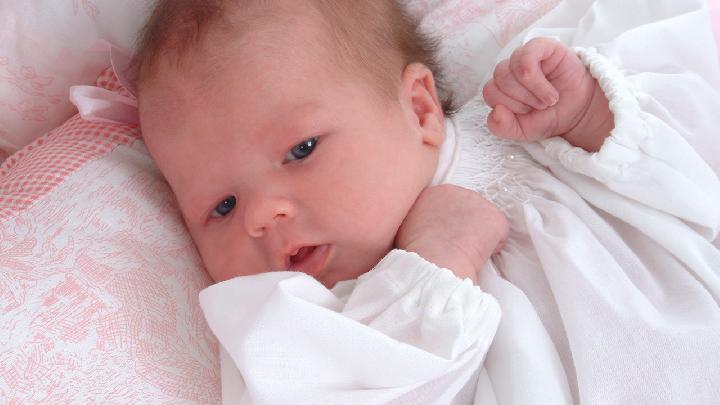 婴儿经常眨眼是什么原因 宝宝怎么滴眼药水？