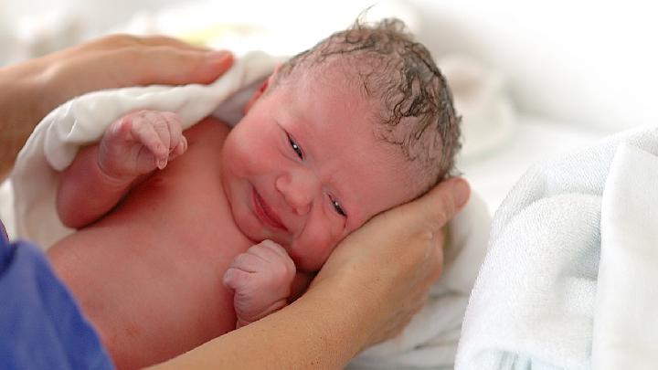 怎样有效地预防新生儿窒息 注意预防婴儿窒息