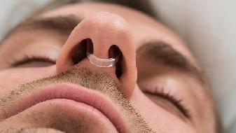 为什么有人做硅胶隆鼻后鼻透光?