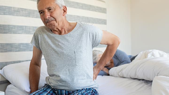 老人预防腰痛要注意什么 防治老年人腰痛的注意事项