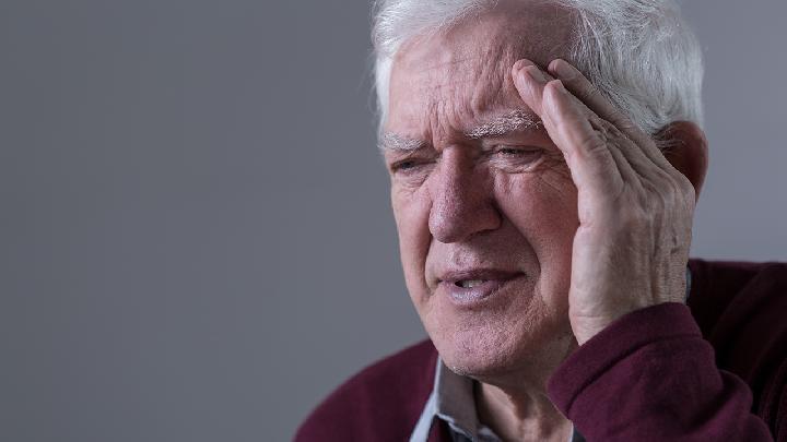 老年人容易焦虑怎么办 老年人患有焦虑症有什么危害