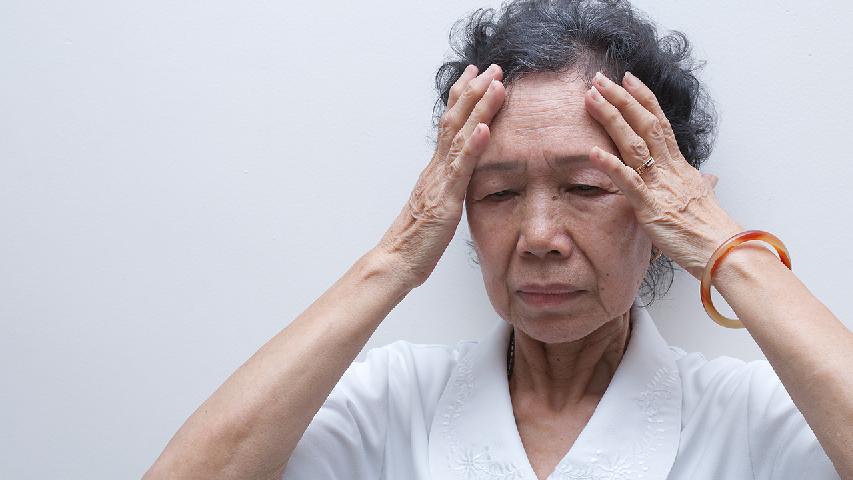 老人经常染发对健康危害大 经常烫发染发易伤身体