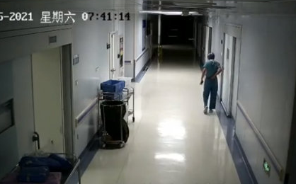 剖宫产胎儿降生，医生下肢失去知觉，被抬下手术台