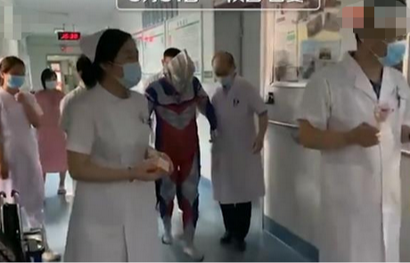 超暖心！小儿骨科66岁大夫扮作奥特曼，希望孩子们战胜病魔