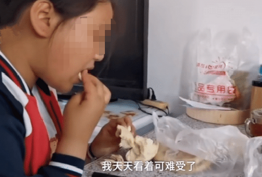 12岁小女孩每天吃4个馒头，只为增重救妈妈的命