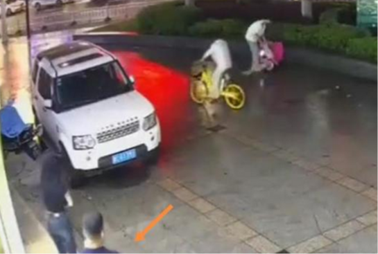 男子和女友吵架，掏出一把刀行凶，手表店老板怒吼救人