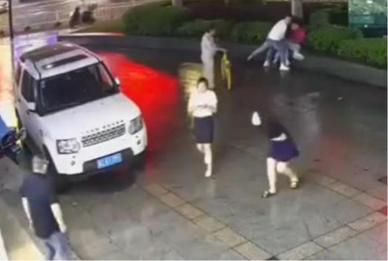 男子和女友吵架，掏出一把刀行凶，手表店老板怒吼救人