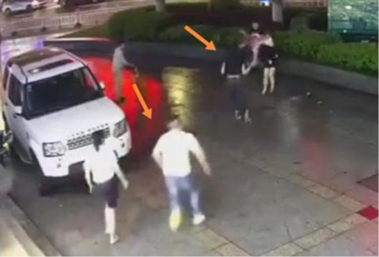 男子和女友吵架，掏出一把刀行凶，手表店老板怒吼救人