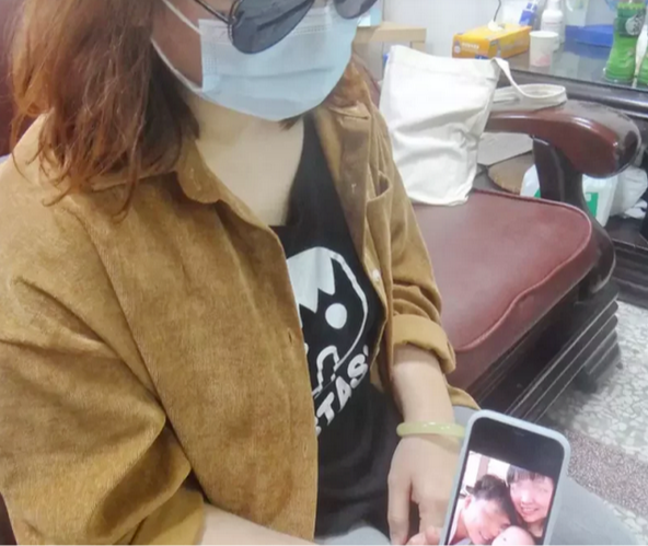 台湾一女子接种了阿斯利康疫苗后母乳喂养女儿，女儿猝死