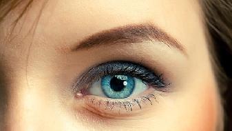 烦人的黑眼圈怎么消除 巧用眼霜按摩 4步就能消除黑眼圈
