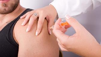 来月经可以打新冠疫苗吗？接种新冠疫苗能吃避孕药吗？