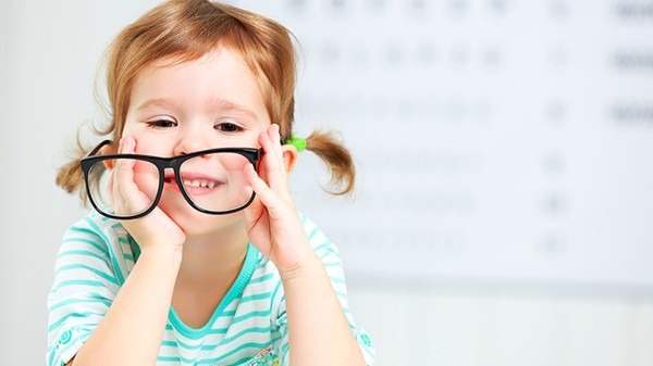 50.6%的受访家长表示孩子视力下降了 近九成受访家长不放心孩子用眼习惯