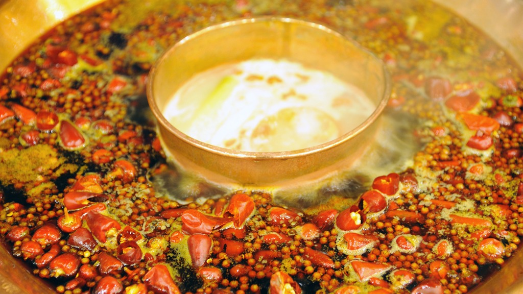 久煮的火锅汤会发生亚硝酸盐中毒 吃火锅别超1.5小时　　